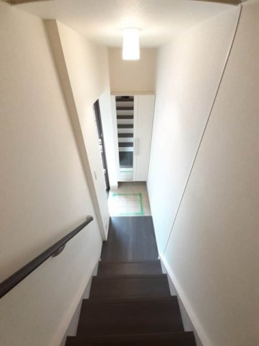 収納もある玄関です ガーデンハウスＭ　Ｂ