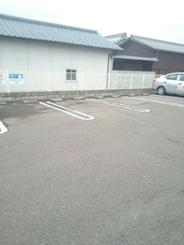 駐車場があるので、車を買う予定の方も安心です トラスト・コート