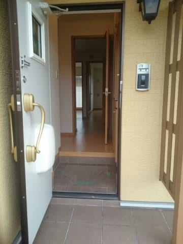 明るい玄関です トラスト・コート