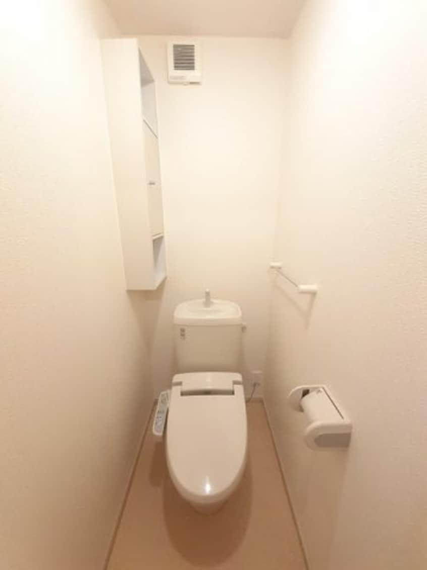 ゆったりとした空間のトイレです ラメゾン　ドゥ　カンパーニュＢ