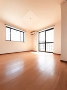 こちらのリビングで趣味の時間をお楽しみください コートヤード　Ｂ