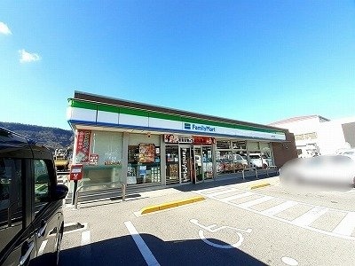 ファミリーマートさんまで1500m ファイン　ヒルズＭ　Ｃ