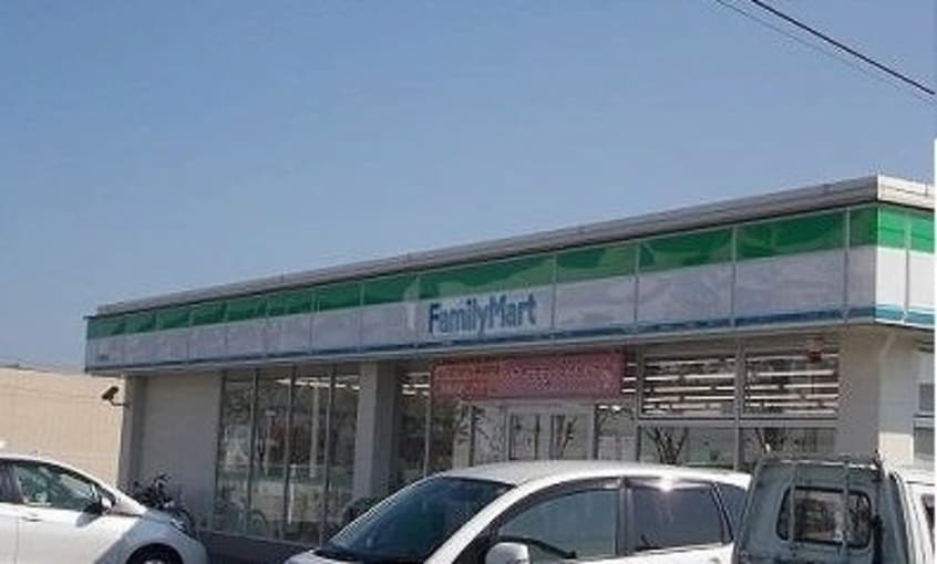 ファミリーマート様まで1200m ルミエール・イリゼⅣ