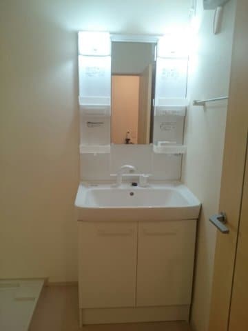 忙しい朝には欠かせない洗面所です アルバＡ