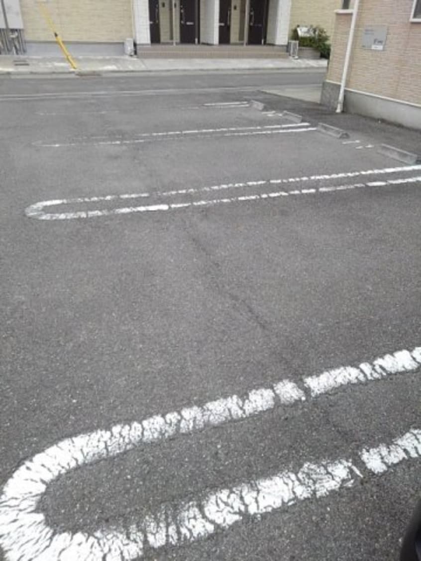 駐車場に車を止められます セレーノＢ