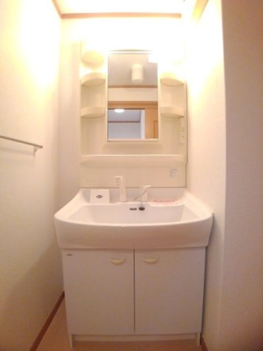 明るい洗面所です セレーノＢ