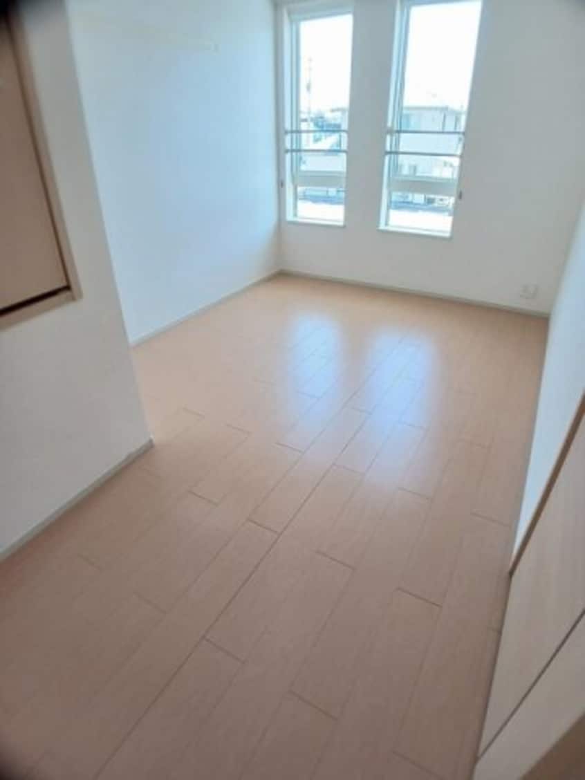 明るい色調の室内です シャルールⅡ