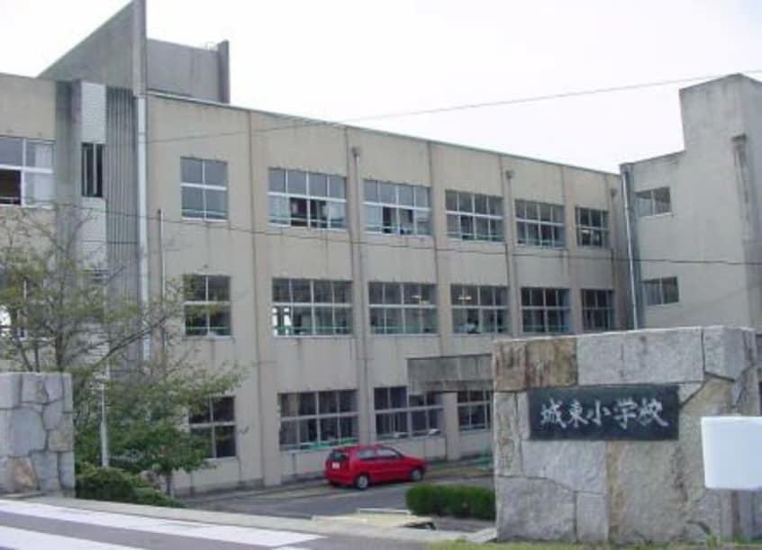 丸亀市立城東小学校まで1,927ｍ ヴァンルージュⅡ