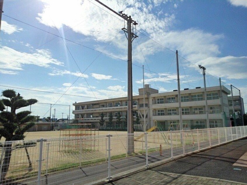 丸亀市立城南小学校まで1900m メルベーユ　Ｃ