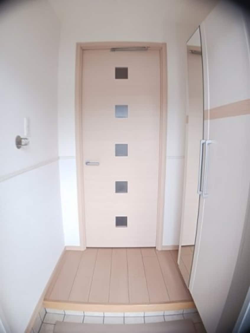 シンプルで使いやすい玄関です メゾン・カルムⅡ