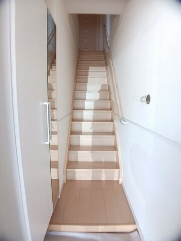 収納もある玄関です ルーベル　塩屋　Ｃ