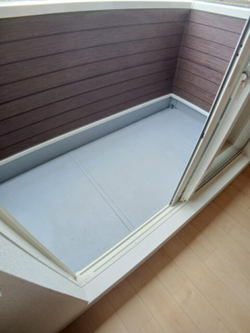 外からの目が気にならないバルコニーで洗濯物が干せます セイバリーロード