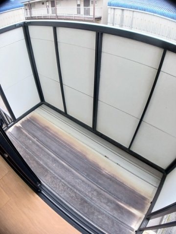 外からの目が気にならないバルコニーで洗濯物が干せます イグレック。楯　Ｂ