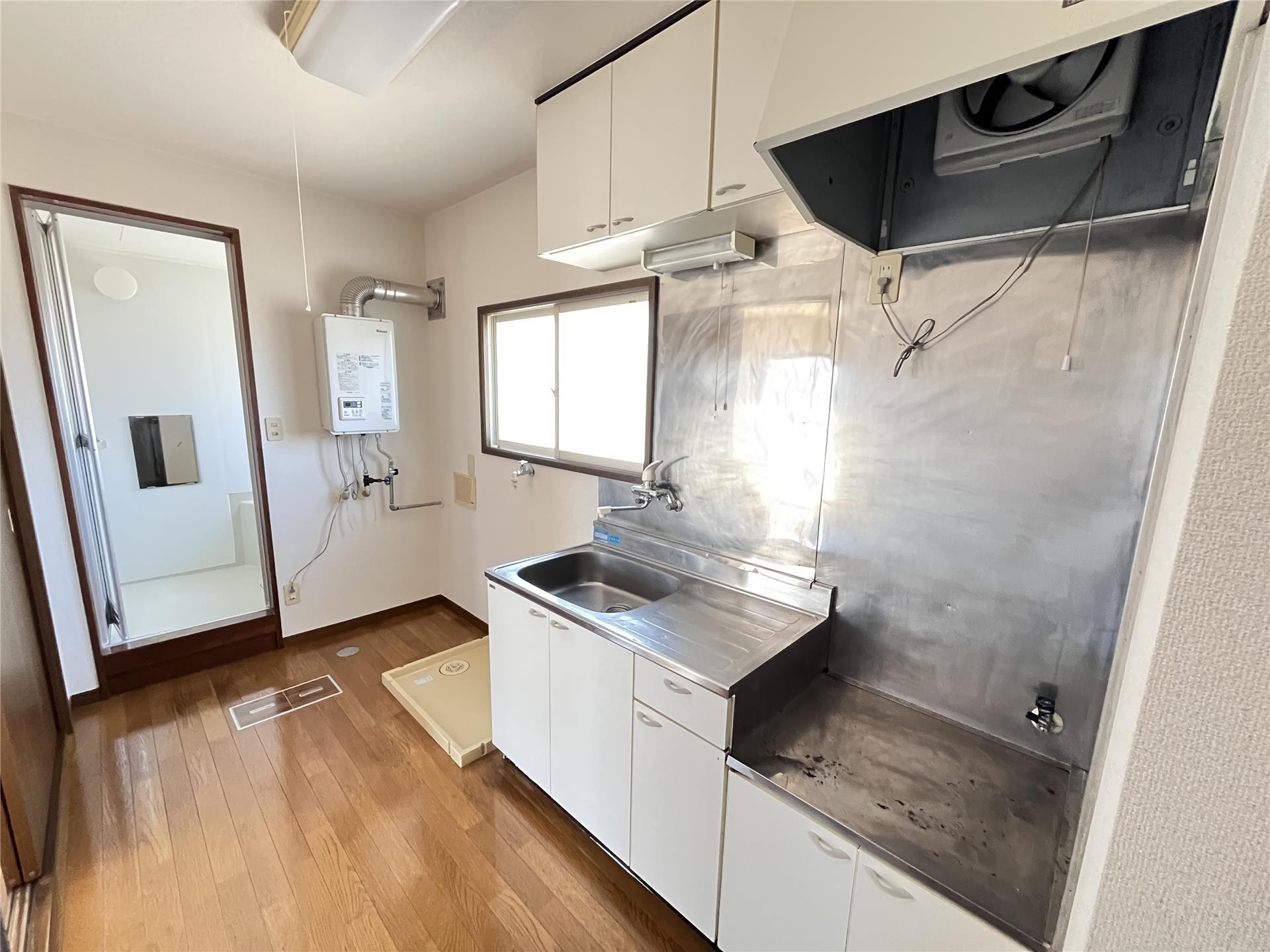 キッチン 玄関側より パルムノバB棟