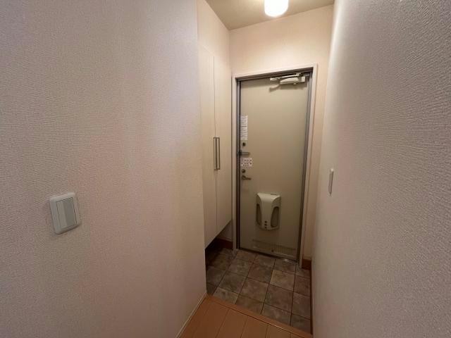 大きなシューズボックス付き玄関です。 UWATTE HILLS C