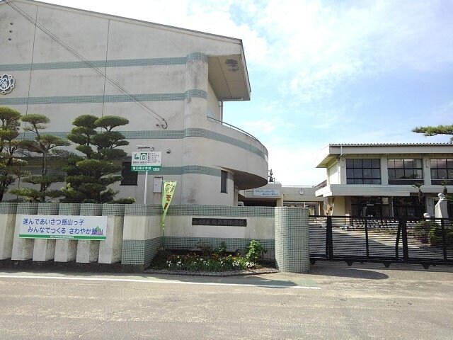 丸亀市立飯山南小学校まで1300m アオ・アクア