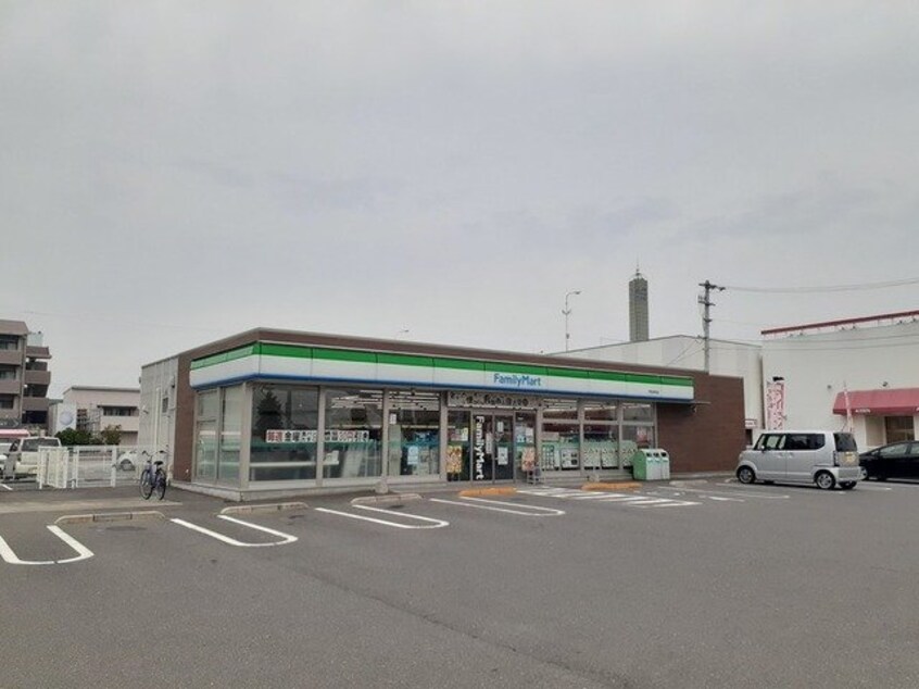 ファミリーマート宇多津浜店まで370m ザ・ビレッジグリーン宇多津Ⅱ
