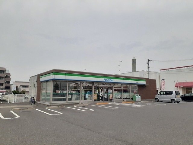 ファミリーマート宇多津浜店まで400m ザ・ビレッジグリーン宇多津Ⅲ