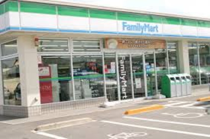 ファミリーマート サンフラワー通り店(コンビニ)まで486m ヴィラージュ太田