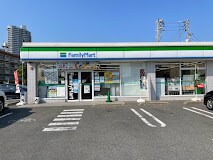 ファミリーマート 宇多津駅東店(コンビニ)まで594m リビングタウン宇多津東　D棟