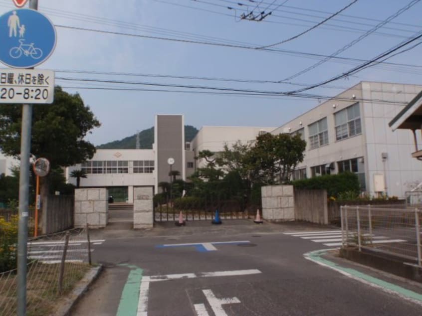 宇多津町立宇多津小学校まで800m グラン・ソーレⅡ　Ａ