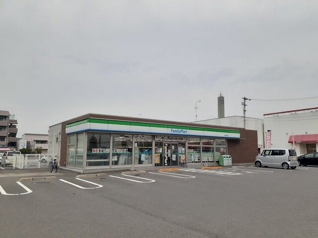 ファミリーマート宇多津浜店まで370m ザ・ビレッジグリーン宇多津Ⅱ