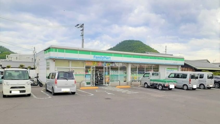 ファミリーマート高松西ハゼ町店まで900m カルムＣ