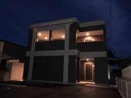 外観写真（夜）