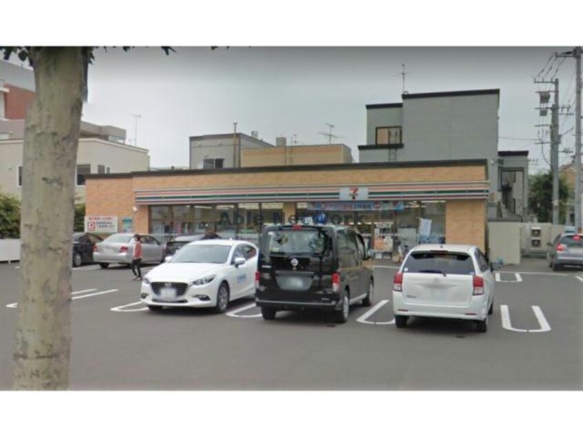 セブンイレブン札幌北11条東3丁目店(コンビニ)まで352m ロビンハウス