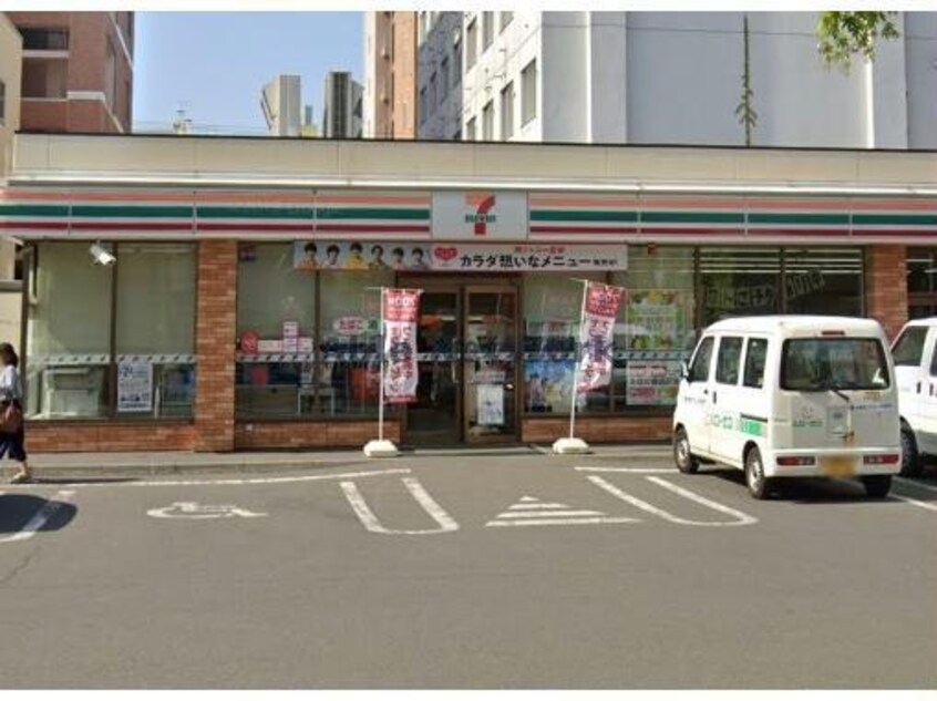 セブンイレブン札幌北17条店(コンビニ)まで122m ラ・クラッセ札幌シティフロント