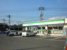ファミリーマート（コンビニ）まで80ｍ ロイヤルコーポ・サノ