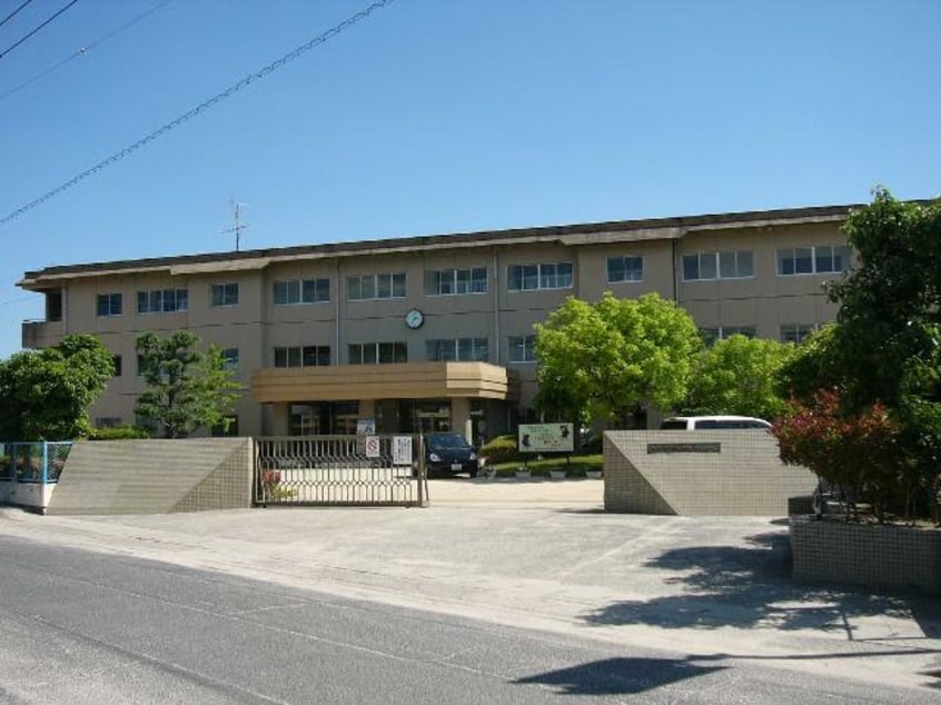 総社中央小学校まで900ｍ ロイヤルコーポ・サノ