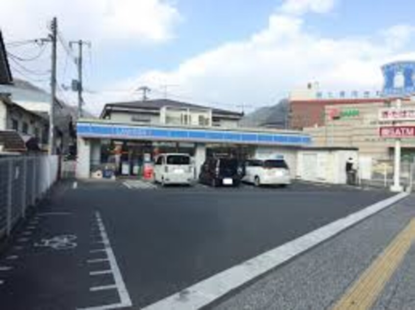 ローソン 高梁駅前店(コンビニ)まで1275m レオパレスオクソノアピテ