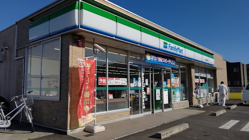ファミリーマート 総社岡谷店(コンビニ)まで1019m 友野借家