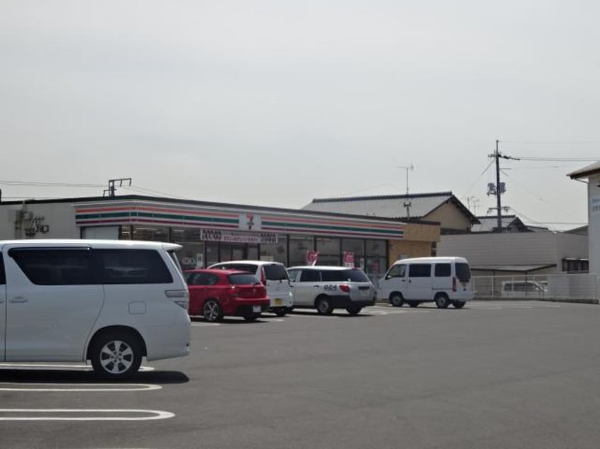 セブンイレブン倉敷西阿知南店まで759ｍ フラワーロード