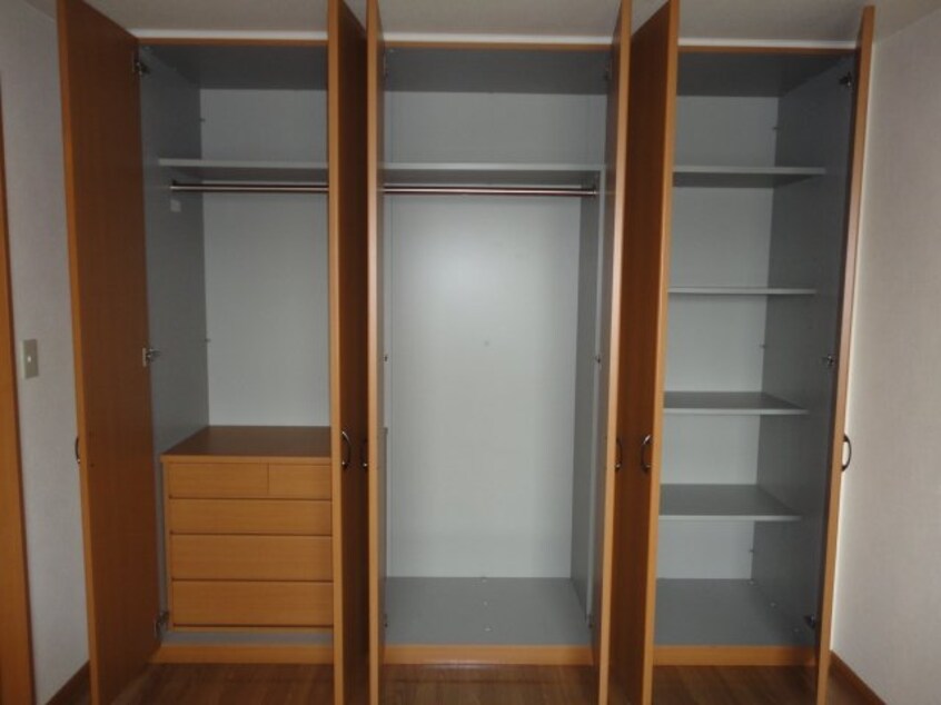 西洋室クローゼット（開） ルノアール