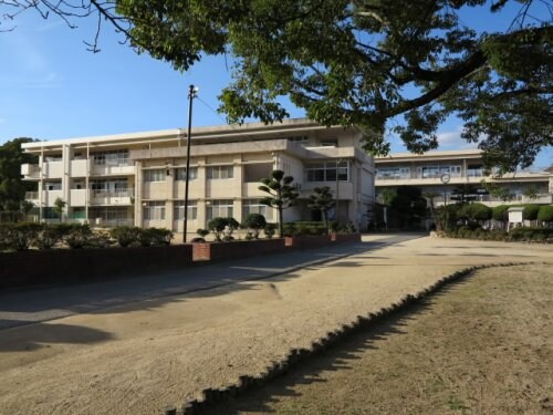 倉敷市立岡田小学校(小学校)まで1266m 井原鉄道井原線/川辺宿駅 徒歩19分 3階 築53年