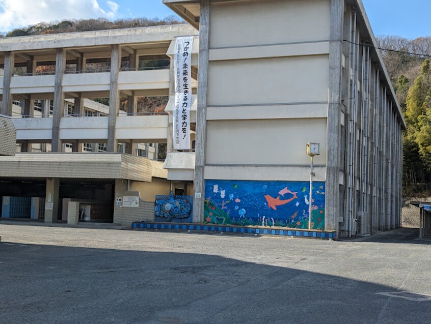 玉野市立荘内中学校(中学校/中等教育学校)まで4331m 宇野線<宇野みなと線>/常山駅 徒歩91分 1階 築16年