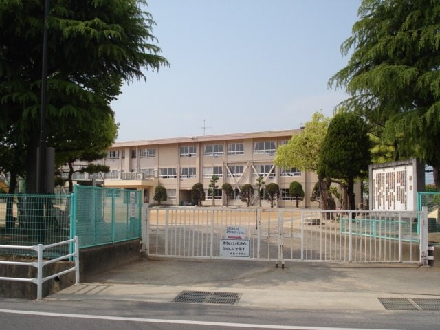 倉敷市立中島小学校まで600ｍ 山陽本線（中国）/倉敷駅 バス20分小溝下車:停歩8分 1階 築3年