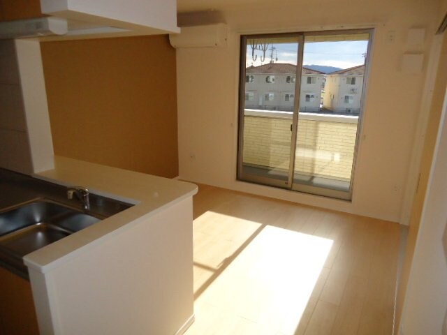 キッチンからリビング 山陽本線（中国）/西阿知駅 徒歩17分 2階 築11年