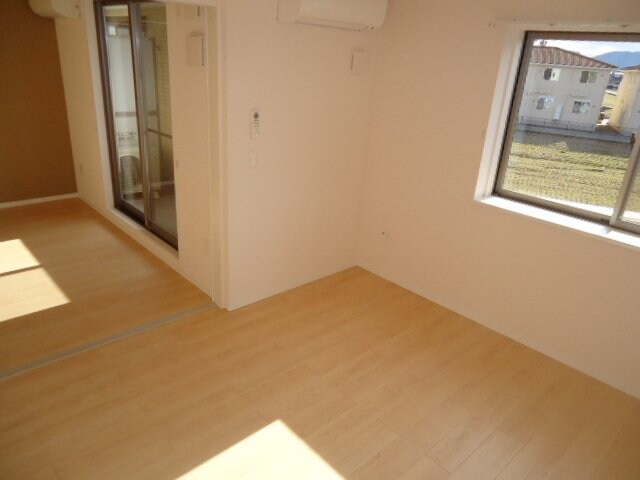洋室からリビング 山陽本線（中国）/西阿知駅 徒歩17分 2階 築11年