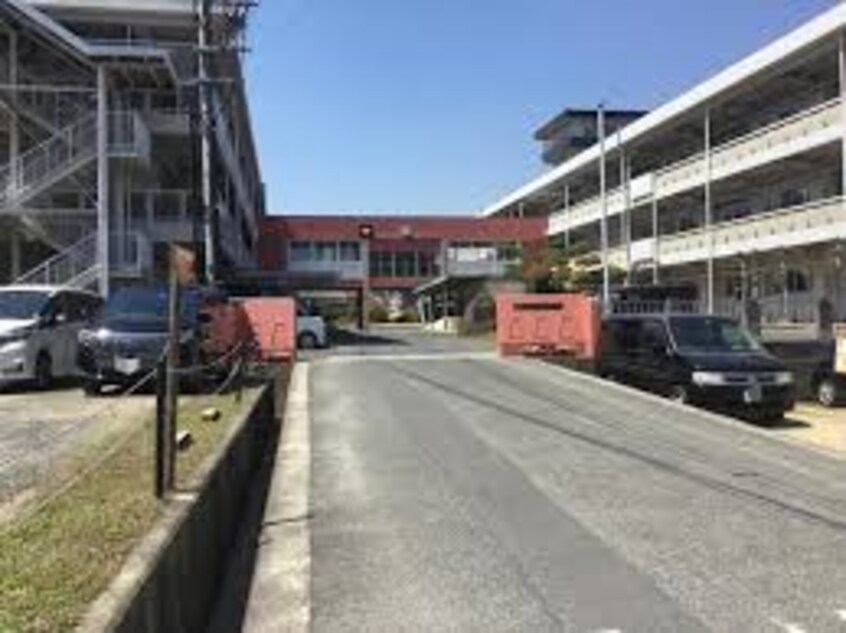 倉敷市立玉島東中学校(中学校/中等教育学校)まで1571m 山陽本線（中国）/新倉敷駅 徒歩24分 2階 築25年