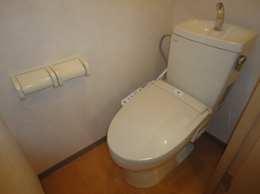 シャワー付きトイレ 山陽本線（中国）/倉敷駅 バス10分四十瀬球場前下車:停歩9分 2階 築20年