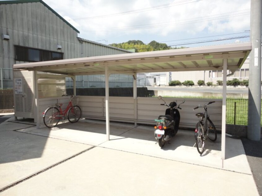 外観写真（昼） 山陽本線（中国）/鴨方駅 バス10分鴨方クリニック前下車:停歩2分 2階 築16年