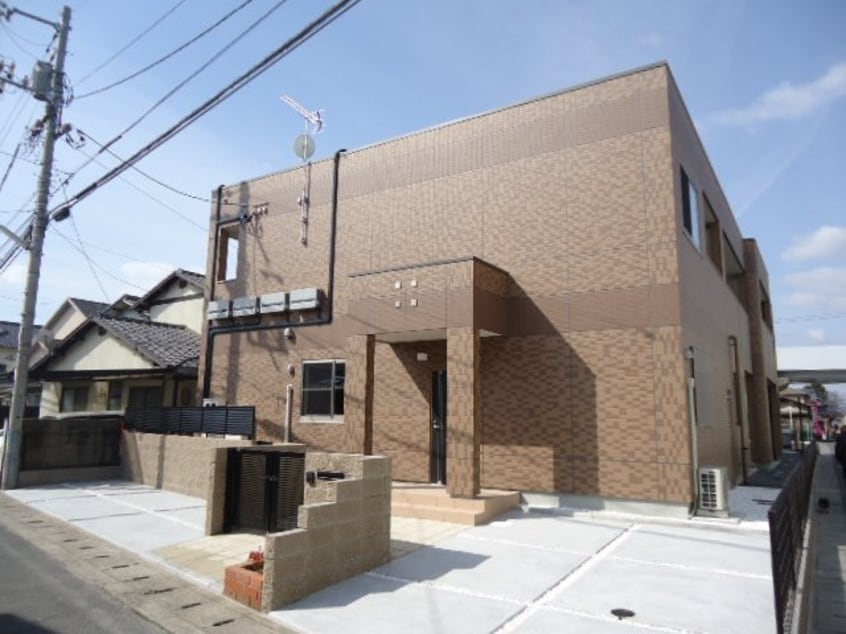 外観写真（昼） ヴァーティカル　シナモン