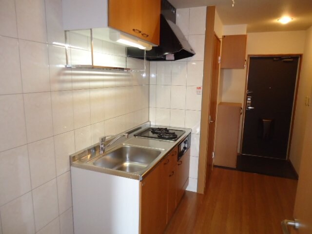 キッチンから玄関 ルナ・アルカディア参番館