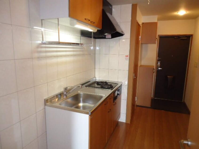 キッチンから玄関 ルナ・アルカディア参番館