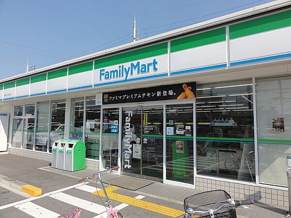 ファミリーマート 花尻あかね町店(コンビニ)まで742m ドミトリー赤井