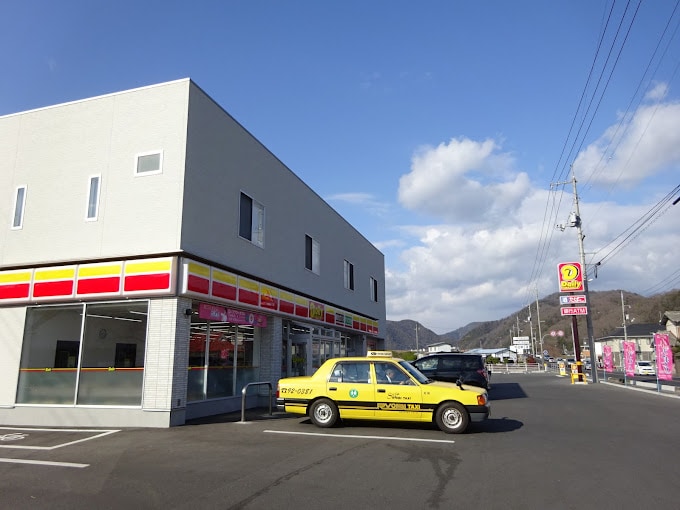 デイリーヤマザキ総社井尻野店(コンビニ)まで201m セレーナ　Ａ棟
