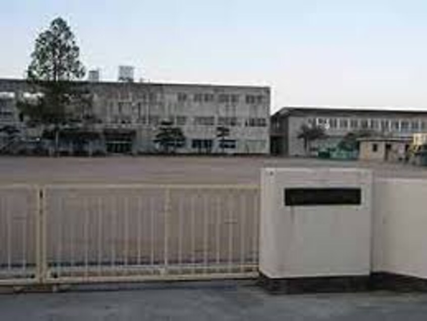 倉敷市立柏島小学校(小学校)まで2992m 山陽本線（中国）/新倉敷駅 バス27分黒崎下車:停歩5分 1階 築15年